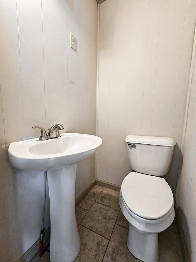 3502 Kellys Ferry Rd, Chattanooga, TN 37419 - half bath featuring toilet and tile patterned flooring