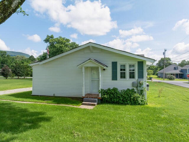3502 Kellys Ferry Rd, Chattanooga, TN 37419 - bungalow-style house with a front lawn