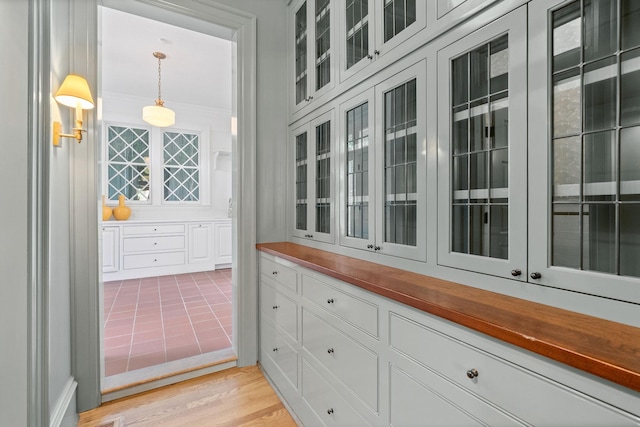 1504 Sweetbriar Ave, Nashville, TN 37212 - bar featuring decorative light fixtures and light wood-style flooring