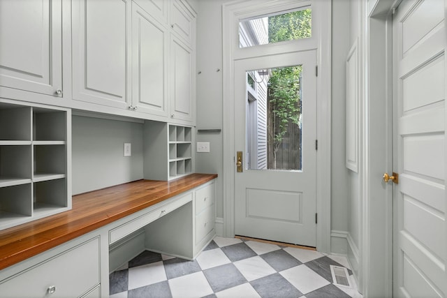 1504 Sweetbriar Ave, Nashville, TN 37212 - mudroom featuring built in desk and light flooring