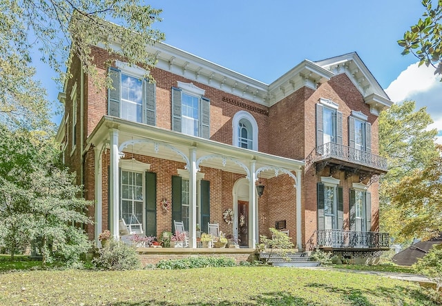 607 N 2nd St N, Clarksville, TN 37040 - italianate-style house with covered porch, brick siding, and a front yard