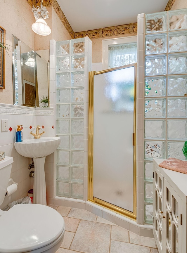 607 N 2nd St N, Clarksville, TN 37040 - full bathroom with a shower stall, tile walls, and tile patterned floors