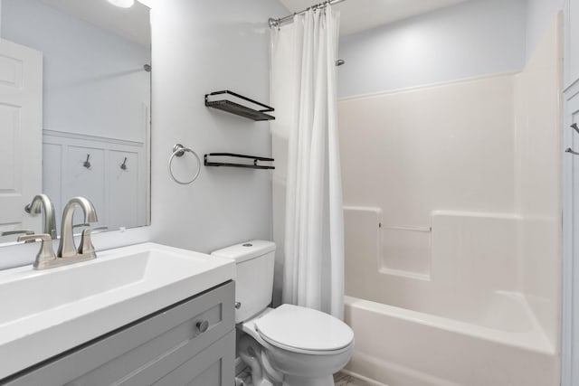 508 Oakmont Dr, Clarksville, TN 37042 - full bathroom featuring vanity and shower / tub combo with curtain