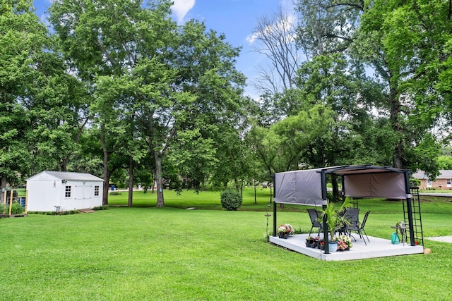 1400 Manor Rd, Columbia, TN 38401 - view of green lawn with a patio area and view of wooded area