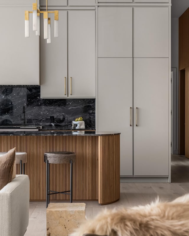 1616 W End Ave Unit 3304, Nashville, TN 37203 - kitchen featuring dark countertops, backsplash, and a breakfast bar area