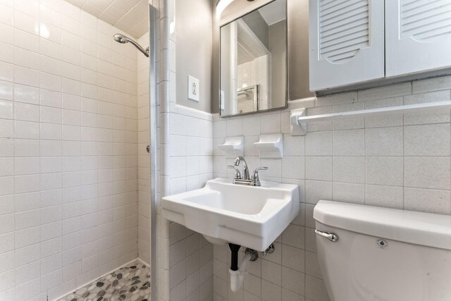 1006 Houston Dr, Murfreesboro, TN 37130 - full bathroom with tiled shower and tile walls