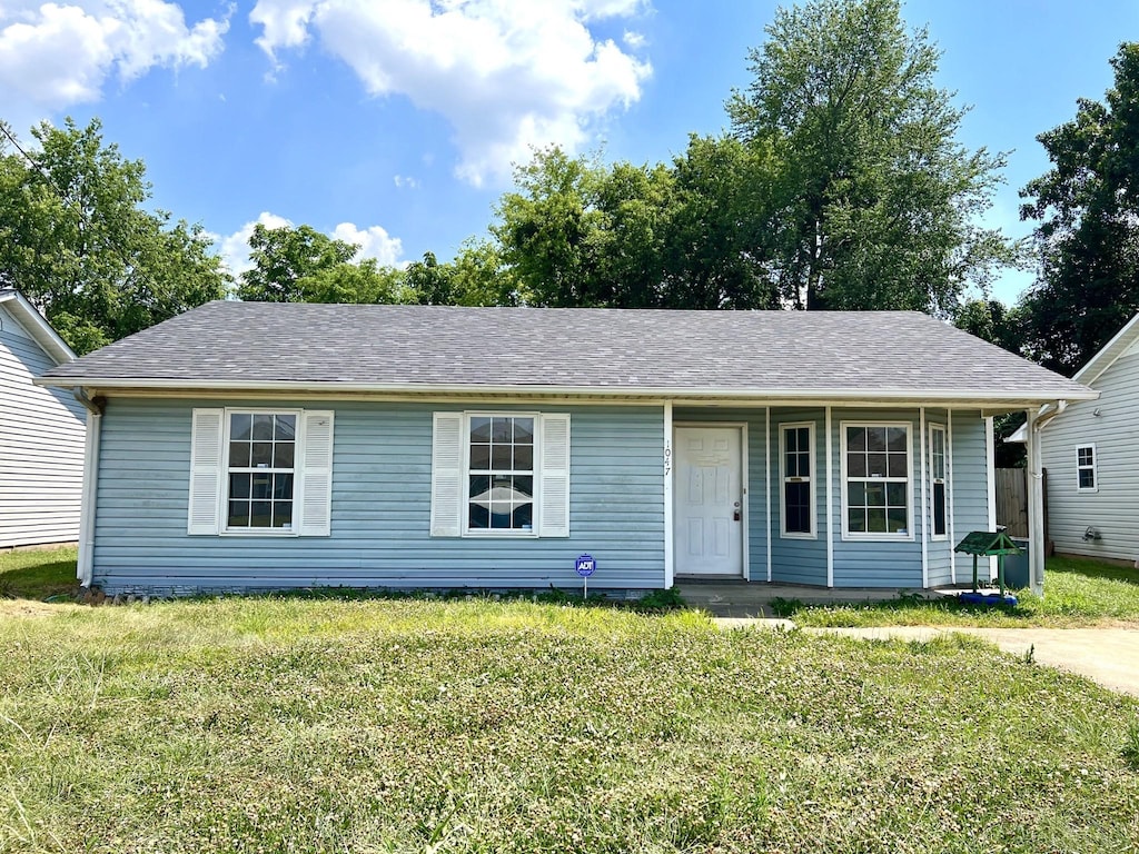 1047 Shadow Ridge Ave, Oak Grove, KY 42262 - ranch-style home with a front lawn