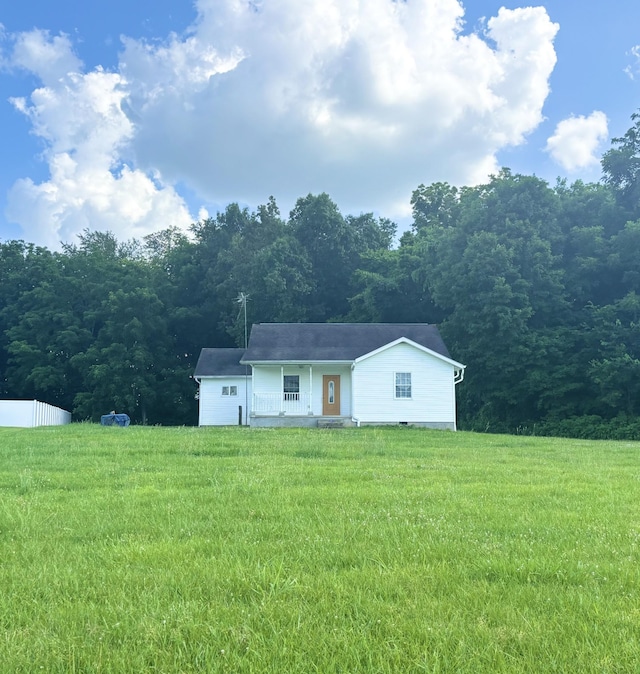 571 E Main St, Auburn, KY 42206 - ranch-style house with a front yard and a wooded view