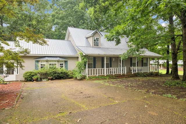 219 Lakeview Dr, Hohenwald, TN 38462 - view of front of home featuring a porch and a metal roof