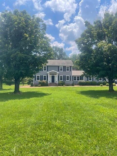 703 Twelve Oaks Rd, Tullahoma, TN 37388 - colonial-style house featuring a front yard