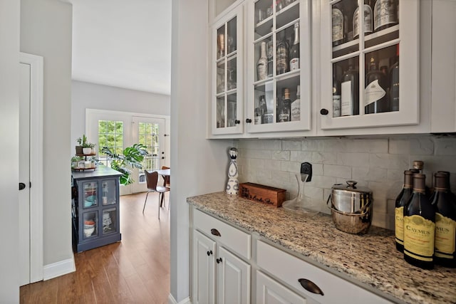1209 Firth Ct, Franklin, TN 37067 - indoor dry bar with wood finished floors and decorative backsplash