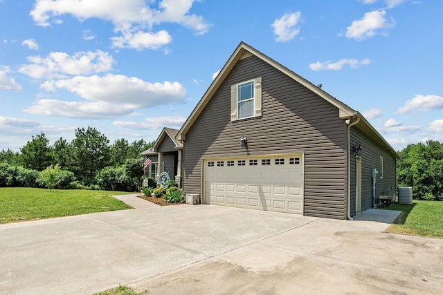 1372 Tidwell Switch Rd, Dickson, TN 37055 - view of front of property featuring driveway, an attached garage, and a front yard