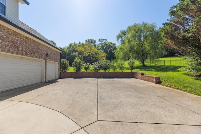 1057 The Long Run, Columbia, TN 38401 - garage with concrete driveway