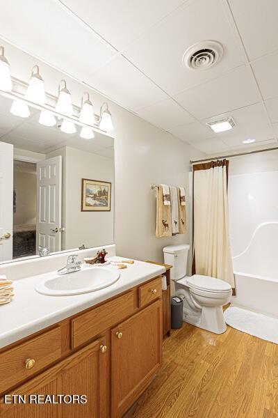 205 Ogle Dr Unit 554, Pigeon Forge, TN 37863 - bathroom with vanity, wood finished floors, and shower / bath combo with shower curtain