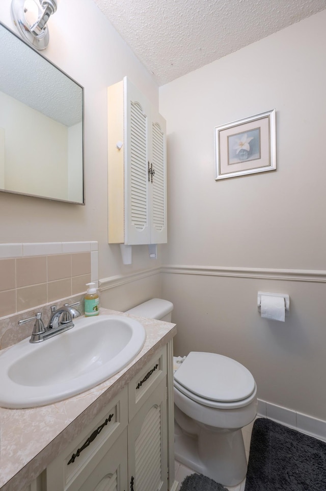 332 Old Dunbar Cave Rd, Clarksville, TN 37043 - half bath featuring a textured ceiling, vanity, and backsplash