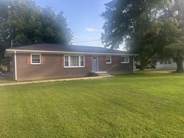 216 Sunset Dr, Waverly, TN 37185 - single story home with brick siding, a front yard, and crawl space