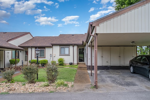 1053 Heritage Dr, Madison, TN 37115 - view of front of home with roof with shingles, a carport, and a front yard