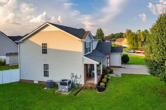 280 Ballygar Ct, Clarksville, TN 37043 - rear view of house featuring roof with shingles, driveway, and crawl space