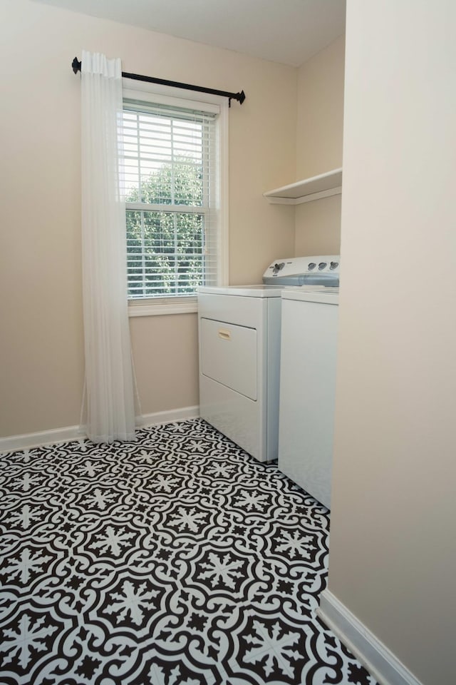 280 Ballygar Ct, Clarksville, TN 37043 - laundry area with baseboards and washer and clothes dryer