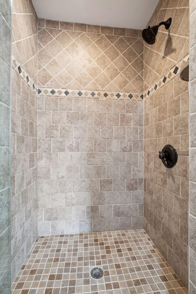 1470 Tyne Blvd, Nashville, TN 37215 - full bath with a tile shower