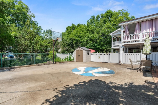605 Jackson Ave, Carthage, TN 37030 - fenced backyard featuring a storage shed, a patio area, a sunroom, and outdoor dining space