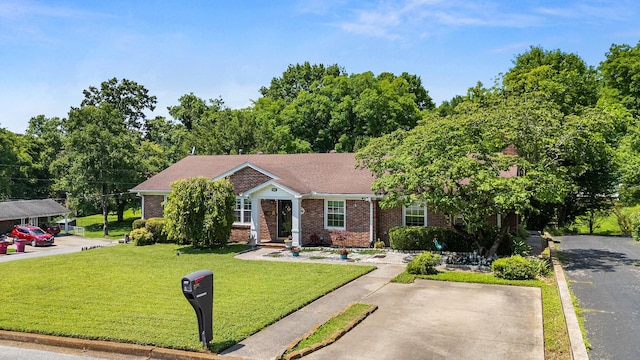 605 Jackson Ave, Carthage, TN 37030 - view of front of property featuring brick siding and a front yard