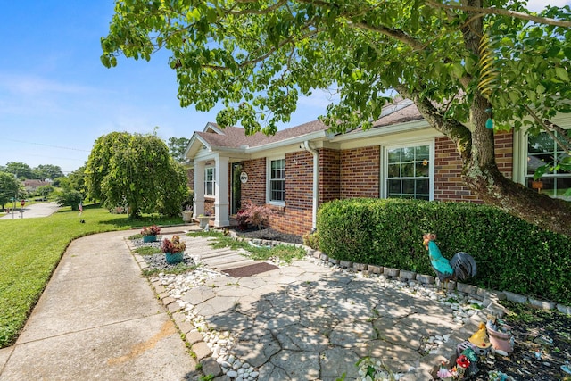 605 Jackson Ave, Carthage, TN 37030 - view of front of house with brick siding, a front lawn, and a patio area