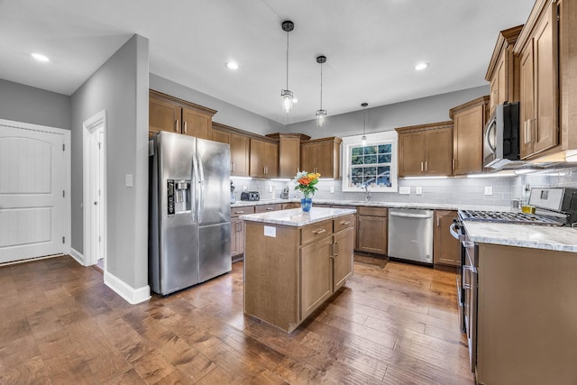 267 Alonzo Pl, Cunningham, TN 37052 - kitchen with stainless steel appliances, tasteful backsplash, dark wood finished floors, decorative light fixtures, and recessed lighting