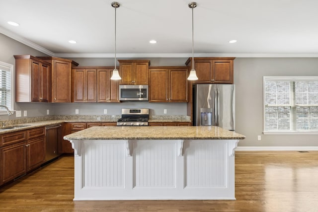 8005 Ragusa Cir, Spring Hill, TN 37174 - kitchen with stainless steel appliances, a center island, a breakfast bar area, ornamental molding, and recessed lighting