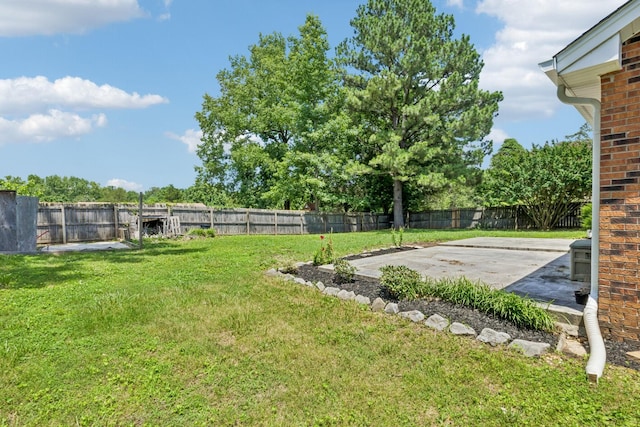 353 Greenleaf Ln, Clarksville, TN 37040 - fenced backyard featuring a patio