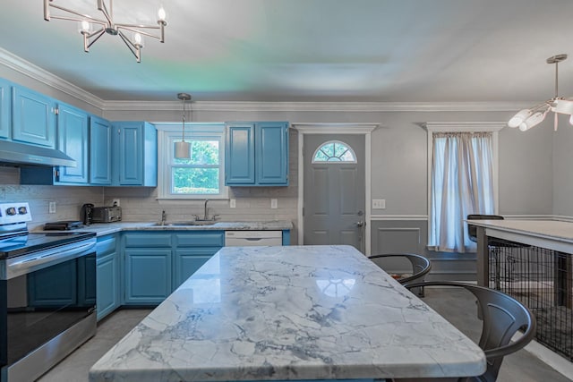 5334 Shelbyville Pike, Christiana, TN 37037 - kitchen with stainless steel electric stove, under cabinet range hood, blue cabinetry, crown molding, and a chandelier