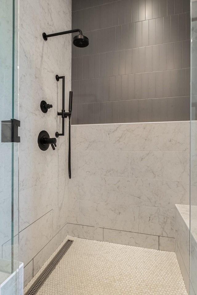 2118 Cliff Dr, Nashville, TN 37218 - full bath with tiled shower