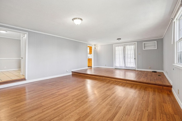 810 Country Club Dr, Clarksville, TN 37043 - unfurnished living room featuring crown molding and light wood-type flooring