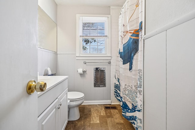 810 Country Club Dr, Clarksville, TN 37043 - full bath featuring vanity, heating unit, wainscoting, and a shower with shower curtain