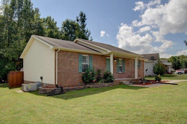 421 Woodale Dr, Clarksville, TN 37042 - ranch-style home with brick siding and a front yard
