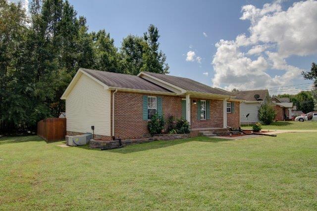 421 Woodale Dr, Clarksville, TN 37042 - ranch-style house featuring brick siding and a front yard
