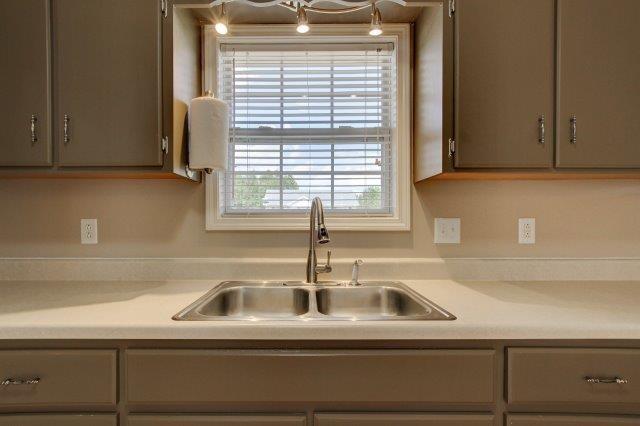 421 Woodale Dr, Clarksville, TN 37042 - kitchen with light countertops