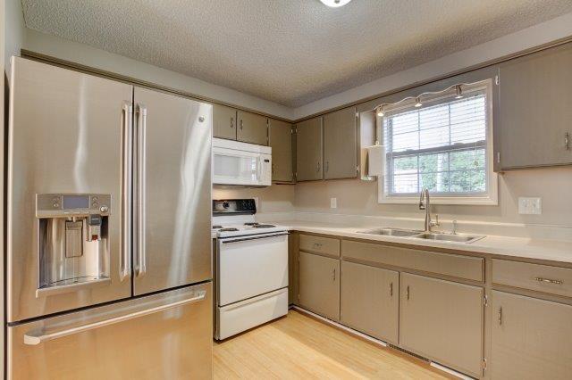 421 Woodale Dr, Clarksville, TN 37042 - kitchen featuring white appliances, a textured ceiling, light countertops, and light wood-style flooring