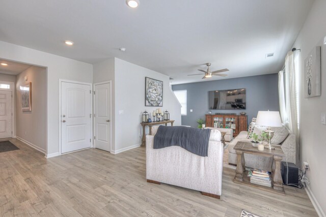 207 Welara St, Murfreesboro, TN 37129 - living area featuring light wood-style flooring, ceiling fan, and recessed lighting