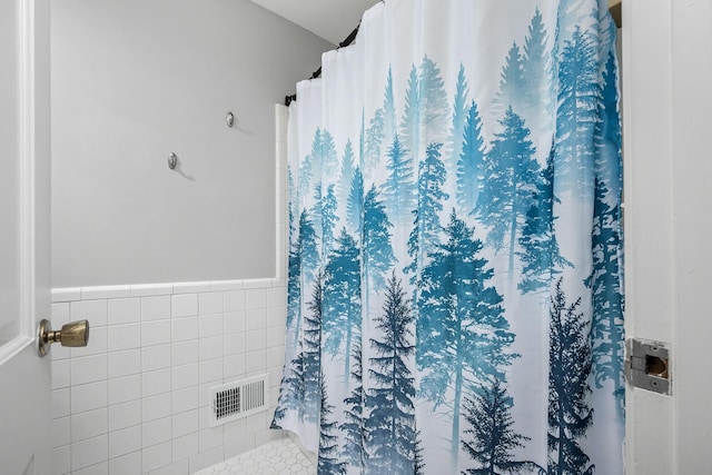 1002 Sunset Ave, Murfreesboro, TN 37129 - full bathroom with wainscoting and a shower with shower curtain