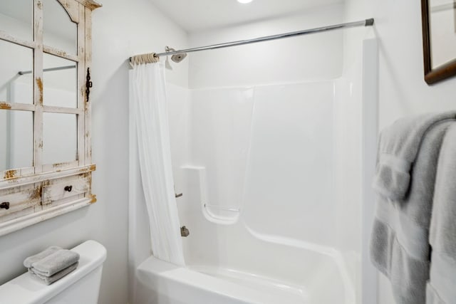 9020 Wenlock Ln, Franklin, TN 37064 - bathroom with toilet and shower / tub combo with curtain