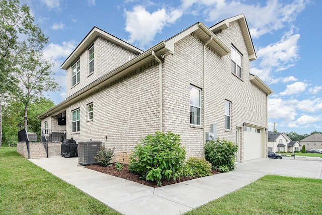 3515 Shellmans Dr, Murfreesboro, TN 37129 - view of side of home featuring driveway, a garage, and a yard