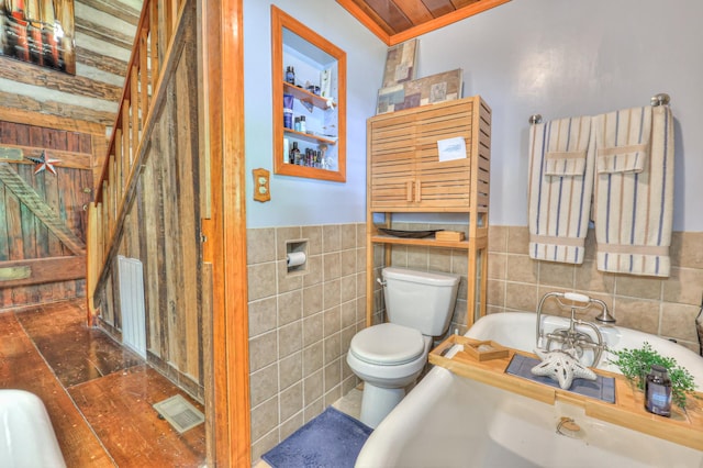 569 Hogans Branch Rd, Hendersonville, TN 37075 - full bathroom featuring tile walls, a bathtub, and a wainscoted wall