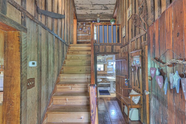 569 Hogans Branch Rd, Hendersonville, TN 37075 - stairs with wooden walls