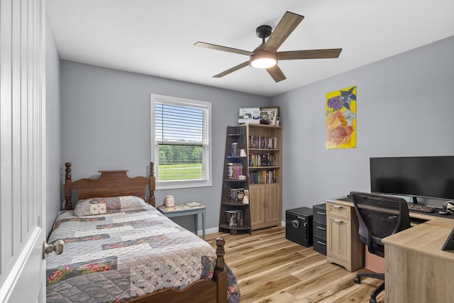 1567 Oak Knob Rd, Lafayette, TN 37083 - bedroom featuring a desk, light wood finished floors, and ceiling fan