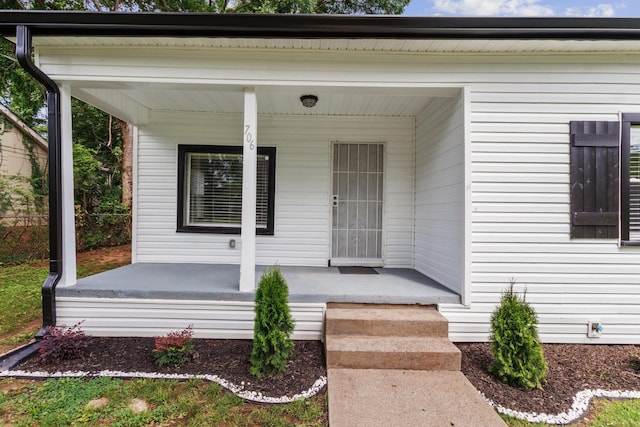 706 Poplar Ave, Murfreesboro, TN 37130 - view of exterior entry with a porch