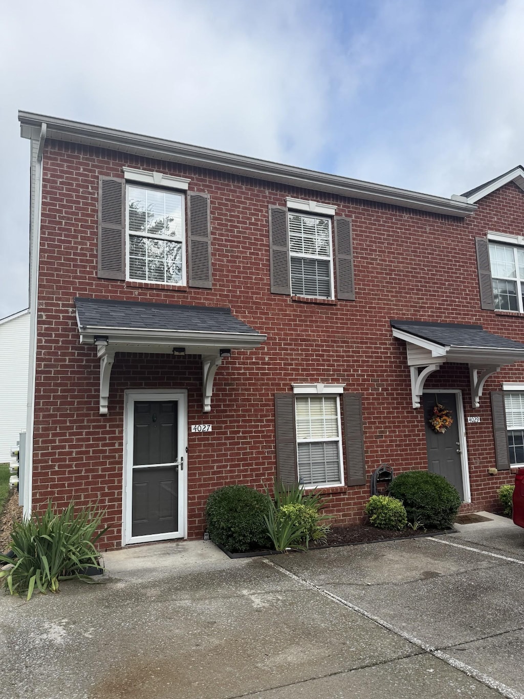 4027 Clinton Ln, Spring Hill, TN 37174 - view of front facade featuring brick siding