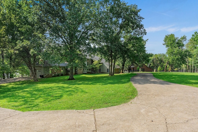 8530 Saundersville Rd, Mount Juliet, TN 37122 - view of front facade featuring driveway and a front lawn