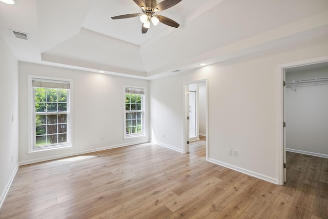 370 Calumet Trce, Murfreesboro, TN 37127 - unfurnished bedroom featuring a tray ceiling, light wood-style floors, a walk in closet, recessed lighting, and a ceiling fan
