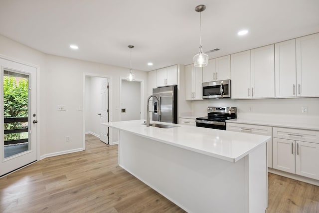 370 Calumet Trce, Murfreesboro, TN 37127 - kitchen featuring stainless steel appliances, light wood-type flooring, an island with sink, white cabinetry, and recessed lighting
